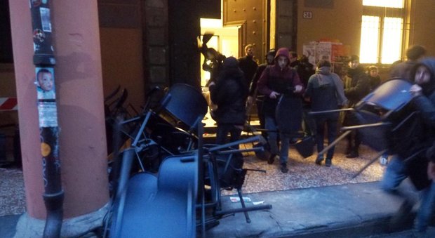Bologna, scontri all'Università: la polizia sgombera la biblioteca
