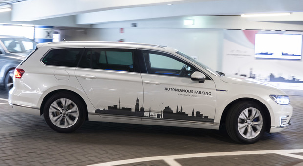 La Volkswagen Passat parcheggia da sola all'aeroporto di Amburgo