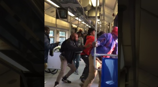 Furiosa rissa tra immigrati a bordo del treno: paura tra i passeggeri