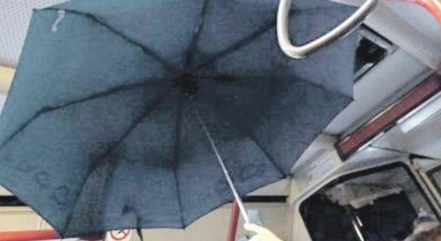 I bus fanno acqua: piove nei convogli, passeggeri a bordo con gli ombrelli