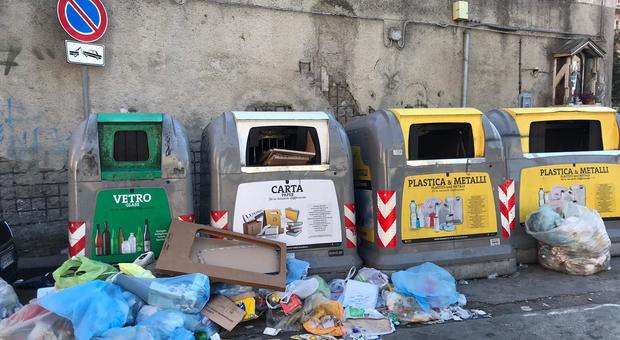 La spettacolare pulizia davanti alla sede dell'Asia: ormai la spazzatura non la vedono