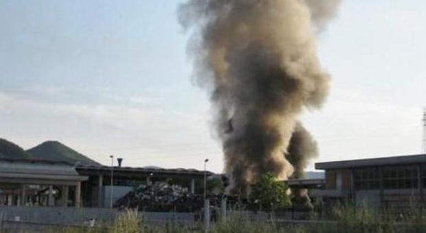 Ferentino, incendio alla ex Cemamit: una "bomba" di amianto. Allarme ambientale