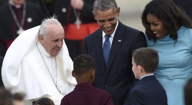 Obama accoglie il Papa a Washington: "Le presento mia suocera"