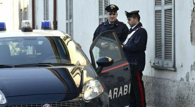 Il fidanzato violento la picchia davanti alla caserma dei carabinieri: arrestato