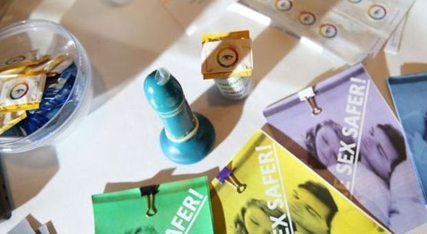 Sesso, il preservativo che salva i giovani: «Cambia colore se rivela malattie»