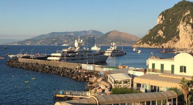 Capri, lo yacht dei principi arabi «sfratta» la nave Caremar