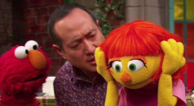 Rivoluzione tra i Muppets, arriva il primo pupazzo autistico: si chiama Julia