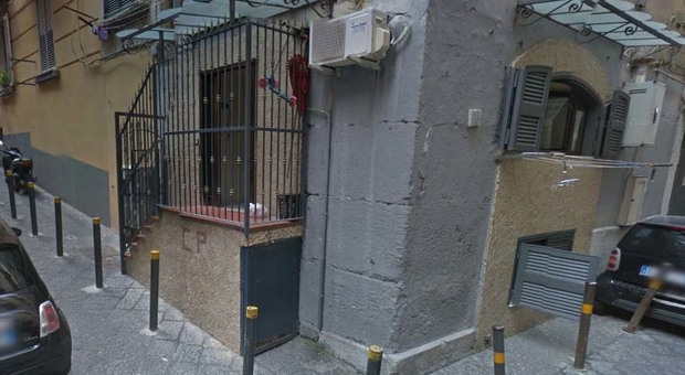 Balconcini, scale e edicole votive: Napoli è una giungla di abusi