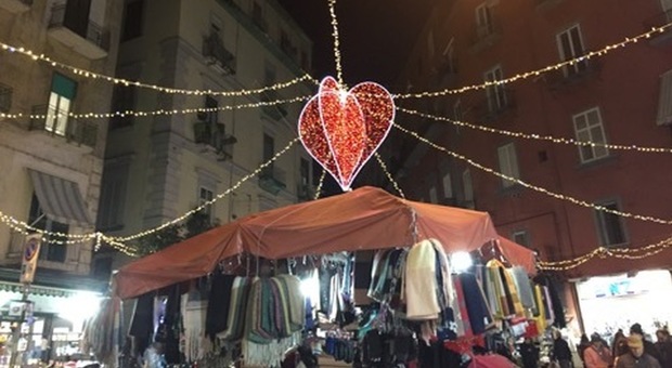 Napoli, alla Pignasecca luminarie di San Valentino contro il degrado