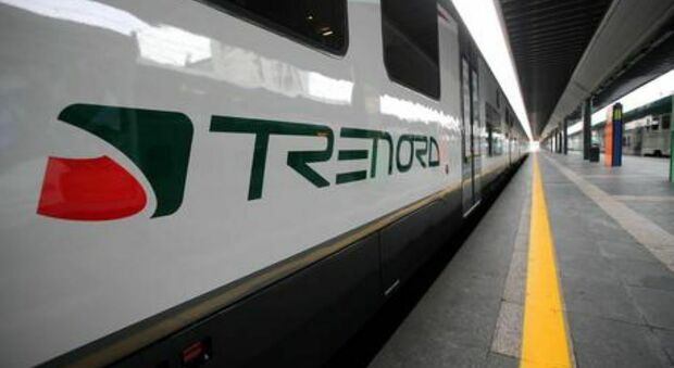 Donna investita e uccisa da un treno nel milanese: «Probabile suicidio». Ritardi sulla linea