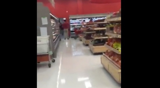 Guarda un porno mentre lavora, l'audio finisce negli altoparlanti del supermercato | Video