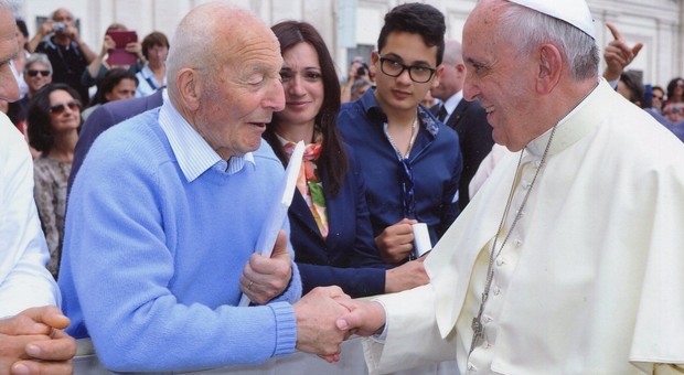 Mario Ferracuti i stringe la mano a Papa Francesco