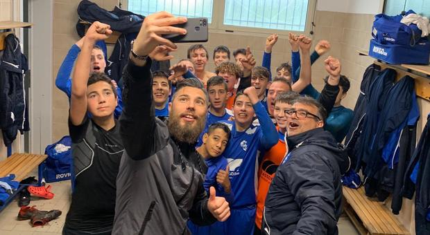 Il selfie dei campioni fatto in spogliatoio dal Rovigo giovanissimi