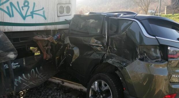 Incidente treno-auto al passaggio a livello a Viterbo: nella vettura distrutta una famiglia di 4 persone