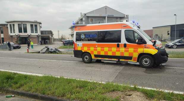 Incidente a Villarazzo. Ambulanza uscita per un'emergenza è finita contro un'auto (foto di repertorio)