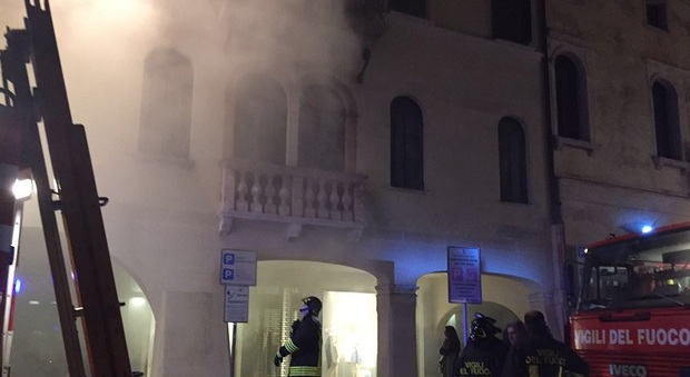 L'incendio al negozio di Benetton in piazza Giorgione a Castelfranco