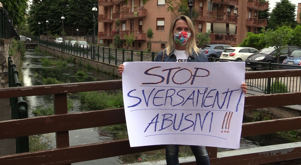 Sit-in della Lega sul fiume Sarno: «Basta chiacchiere contro l'inquinamento»