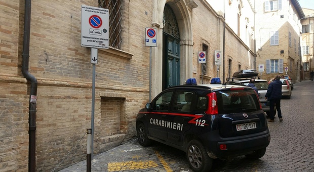 Uccisa in casa a coltellate, oggi l'autopsia a Fermo: esame decisivo per ricostruire il delitto
