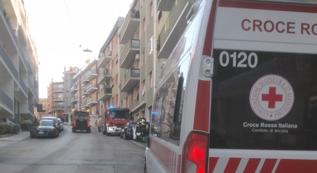 Ancona, cade in casa e non riesce a rialzarsi: 97enne salvata dopo una notte da incubo