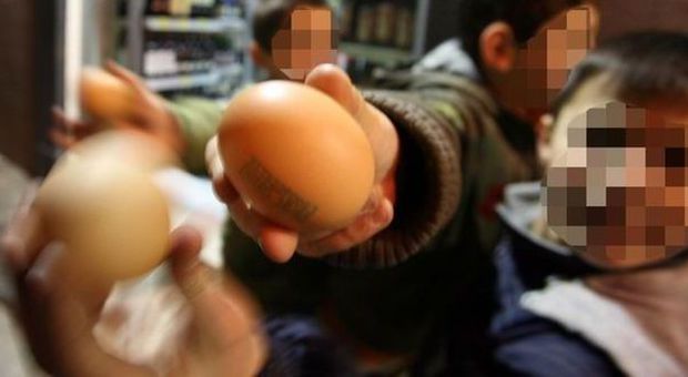Napoli, 400 euro di multa a chi lancia uova a Carnevale