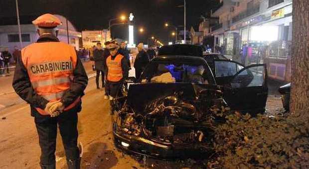Montesilvano, otto incidenti, un ferito e una sparatoria nella fuga di un romeno su una Mercedes rubata
