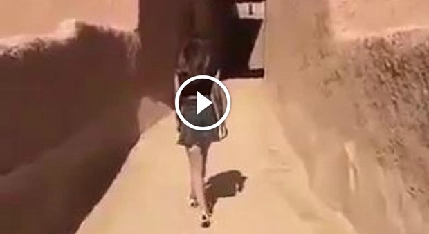 Passeggia in minigonna nel forte e pubblica il video: modella ricercata dalla polizia