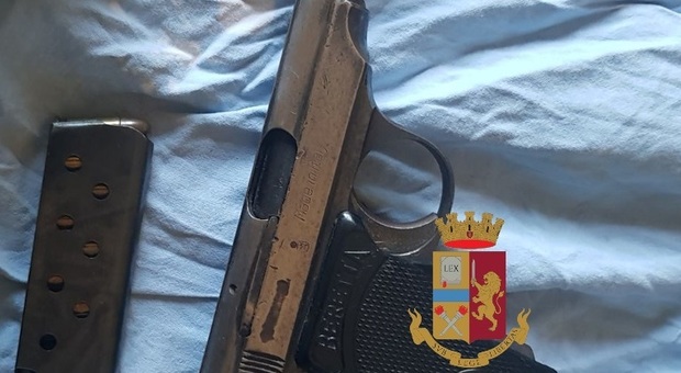 Una pistola semiautomatica nella cameretta: in manette 44enne napoletano