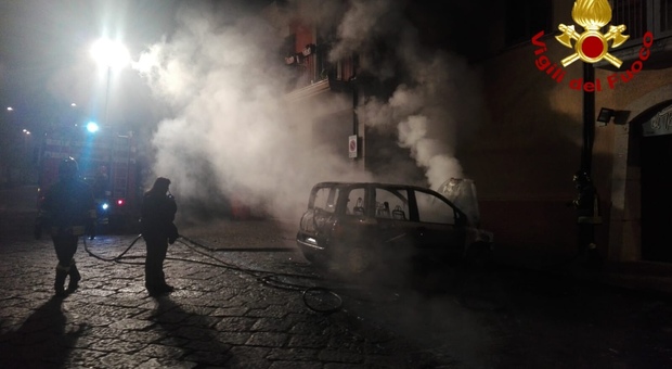 Paura nel centro di Avellino, auto a fuoco: le fiamme danneggiano un palazzo