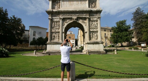 Benevento, nuovo atto vandalico al sistema di irrigazione dell'Arco Traiano
