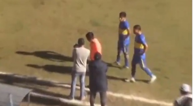 Calcio: in Perù l'arbitro conferma un gol con ...la Var fai da te