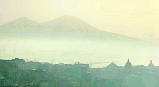 Napoli si sveglia avvolta dalla nebbia fitta: ecco il motivo