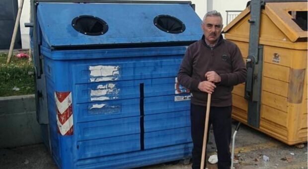 «Basta incivili, non voglio la città sporca», un cittadino ha ripulito l'eco-isola dai troppi rifiuti lasciati a terra