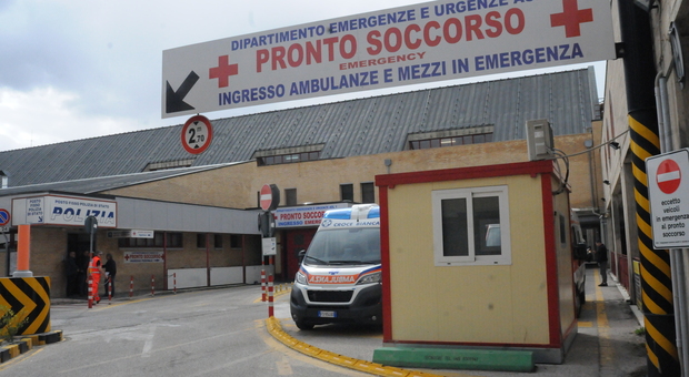 Porta dell'ospedale bloccata, muore paziente con il Covid: infermiere a giudizio