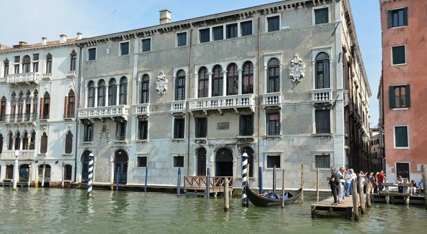 All'asta gli arredi di Palazzo Volpi sul Canal Grande, la storica dimora del conte che fondò la Mostra del Cinema