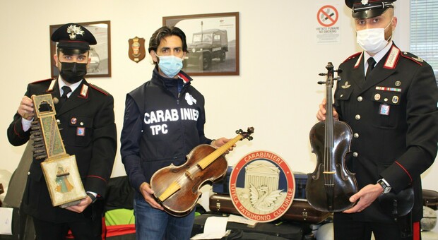 Alcuni strumenti musicali recuperati ai Carabinieri