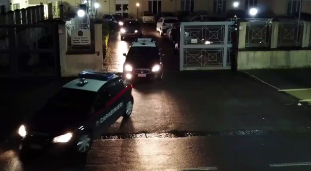 Minacce, calci e pugni alla nonna per 200 euro: arrestato un 15enne nel Napoletano