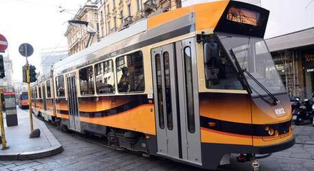 Milano, incidente in viale Boezio: tram travolge una donna davanti a City Life, è grave