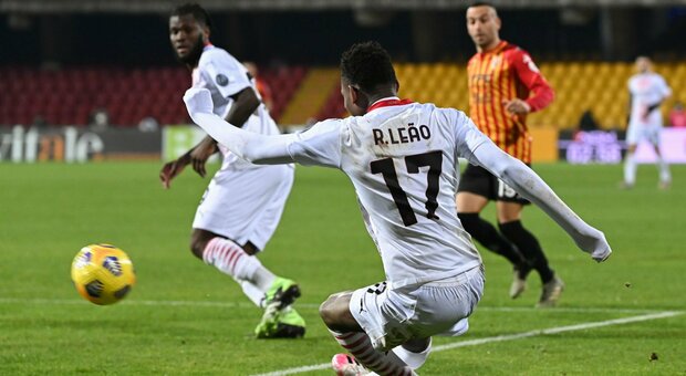Pagelle Benevento-Milan, Donnarumma para, Rafael Leao segna un gol pazzesco