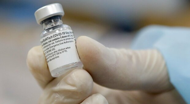 Vaccino Pfizer può proteggere anche da varianti inglese e sudafricana: lo studio di Pfizer e Università del Texas