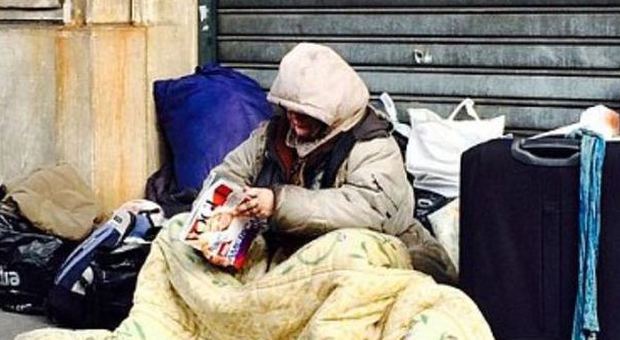 Posta su Instagram foto della senzatetto che legge Vogue: la principessa editor travolta dalle critiche