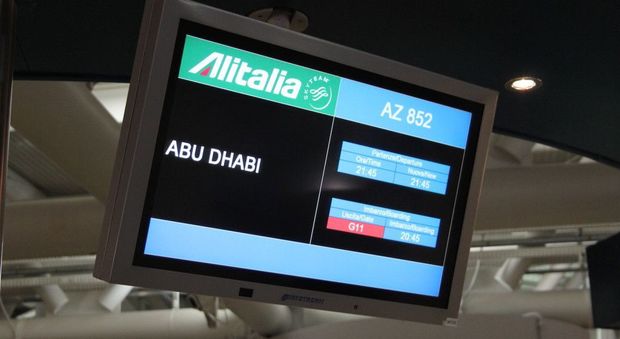 Alitalia affonda. Ed Etihad organizza l’esodo: 300 piloti verso Abu Dhabi e le controllate