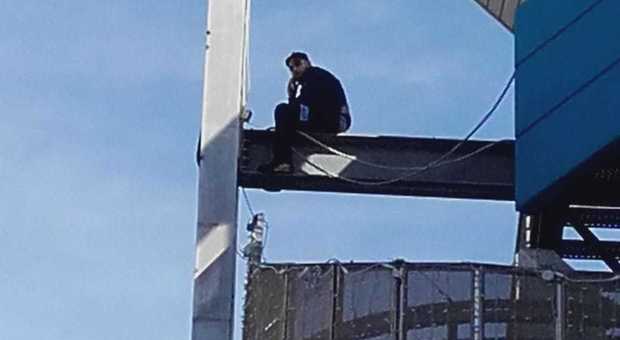 Napoli, licenziati si incatenano sul tetto dell’ex Auchan: «Senza lavoro ci uccidiamo»