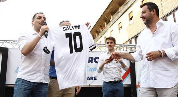 Salvini riceve in dono la maglia del Cesena ma il club prende le distanze: «Noi non c'entriamo»