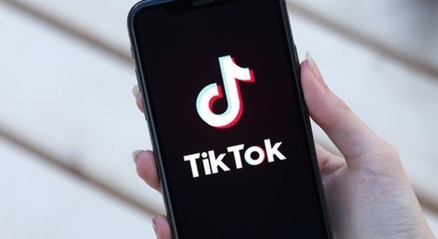 Amazon contro Tik Tok, dipendenti obbligati a rimuovere l'App dal cellulare: «Sicurezza a rischio»