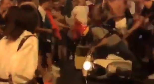 Rider spintonato e preso a calci dopo Italia-Spagna: il video è virale. I passanti: «Vergogna»
