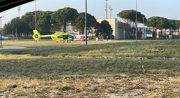 I soccorritori portano la bimba ferita a Bibione in ospedale con l'elicottero