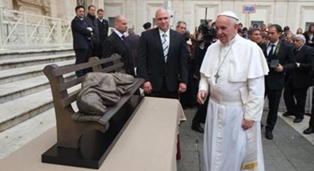 Papa Francesco benedice in Vaticano la statua di Gesù-clochard
