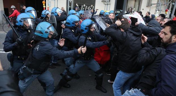 Bologna, sgomberata occupazione: tafferugli tra collettivi e polizia