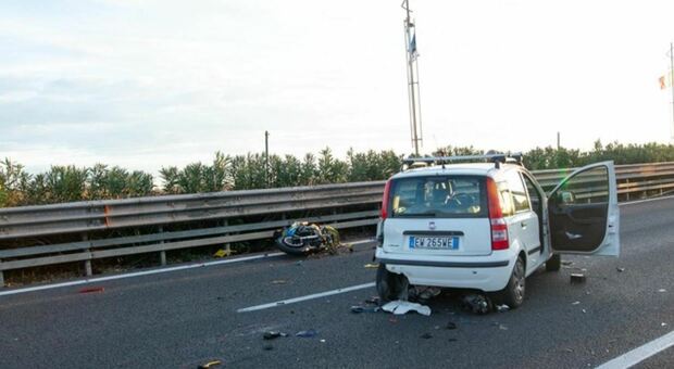 Roma-Fiumicino, un morto per incidente stradale: scontro tra auto e moto