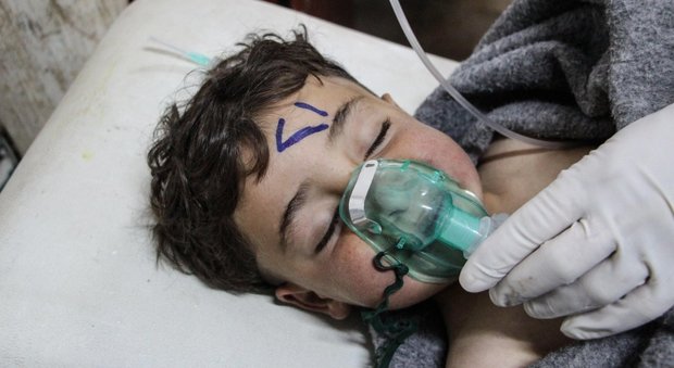 Strage in Siria, scambio di accuse tra Russia e Usa: «Ospedale bombardato per nascondere tracce di attacco chimico»
